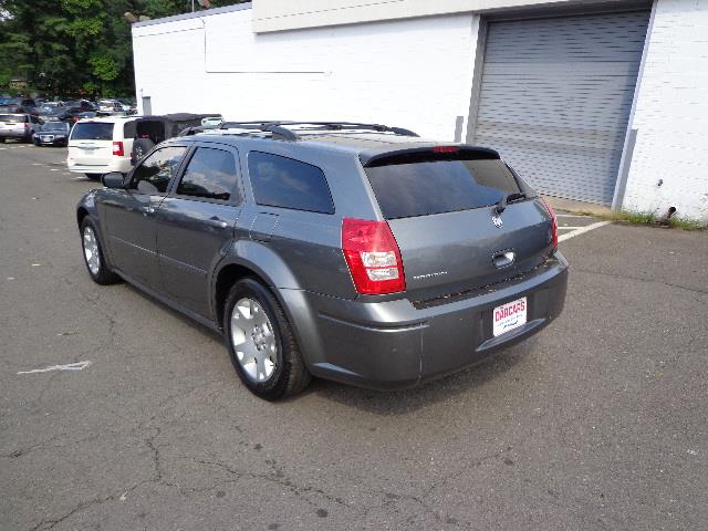 2005 Dodge Magnum SE