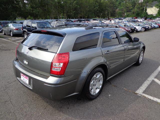 2005 Dodge Magnum SE