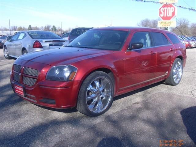 2005 Dodge Magnum SE