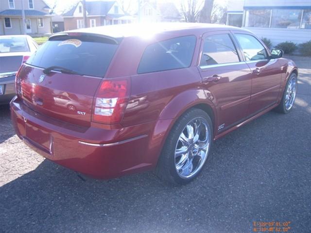 2005 Dodge Magnum SE