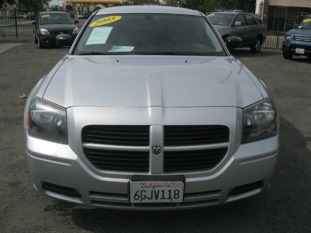 2005 Dodge Magnum SE