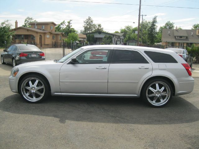 2005 Dodge Magnum SE