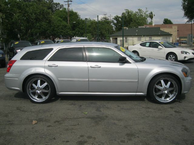 2005 Dodge Magnum SE