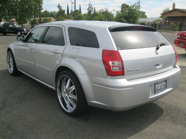 2005 Dodge Magnum SE