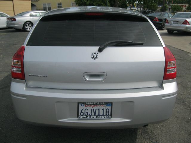 2005 Dodge Magnum SE