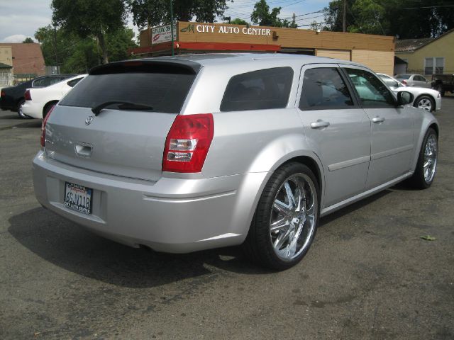 2005 Dodge Magnum SE