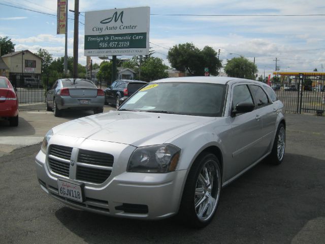 2005 Dodge Magnum SE