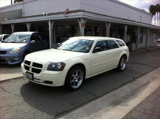 2005 Dodge Magnum SE