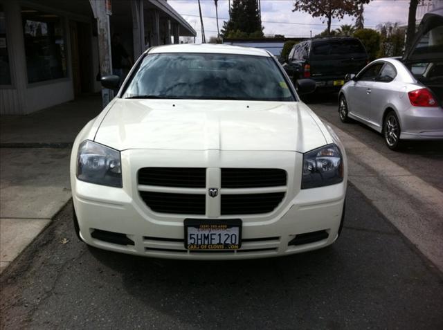 2005 Dodge Magnum SE