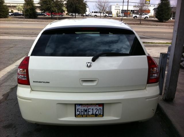 2005 Dodge Magnum SE