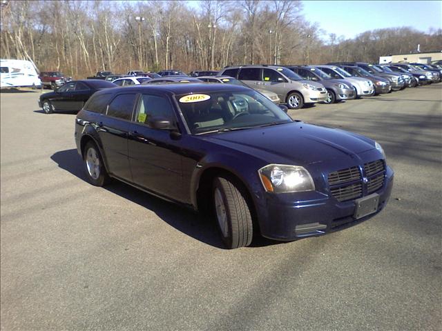 2005 Dodge Magnum Awd,roof,luxury