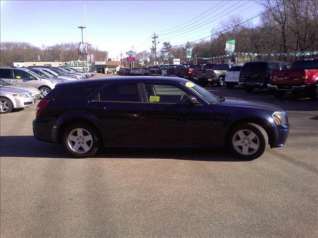 2005 Dodge Magnum Awd,roof,luxury