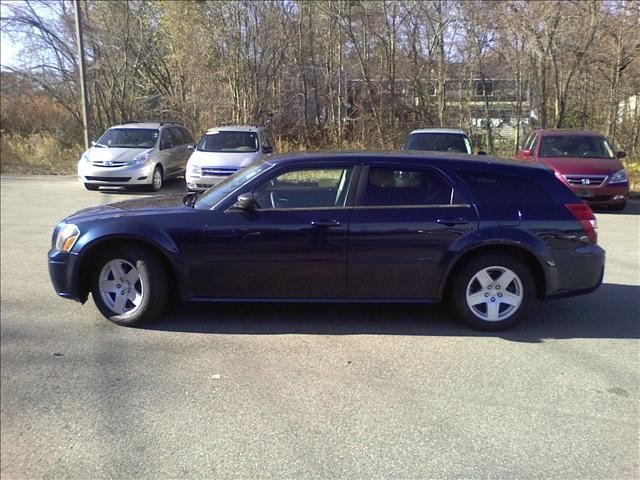 2005 Dodge Magnum Awd,roof,luxury