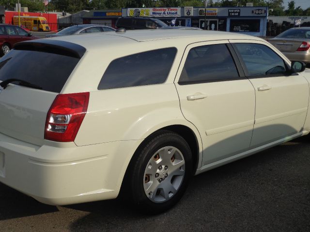 2005 Dodge Magnum SE