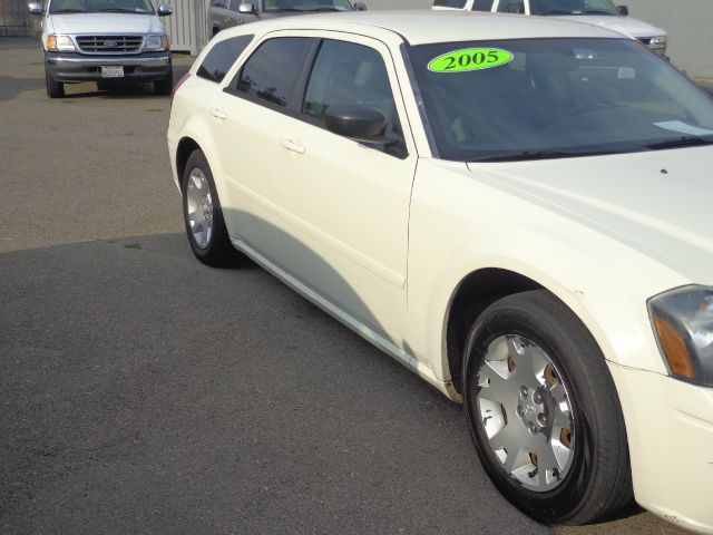 2005 Dodge Magnum SE