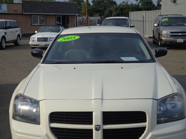 2005 Dodge Magnum SE