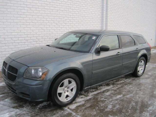 2005 Dodge Magnum SE