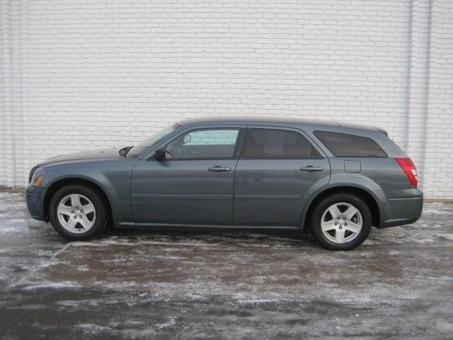 2005 Dodge Magnum SE