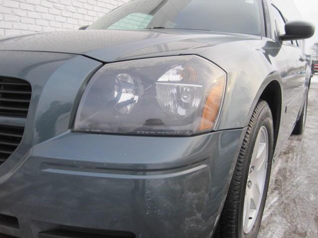 2005 Dodge Magnum SE