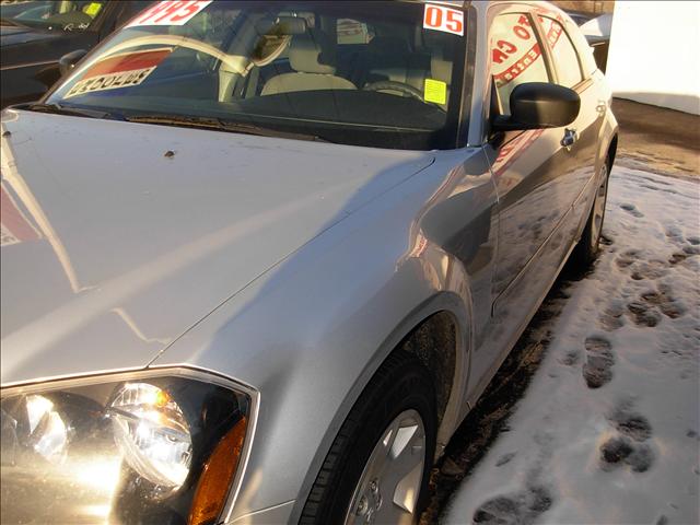 2005 Dodge Magnum SE