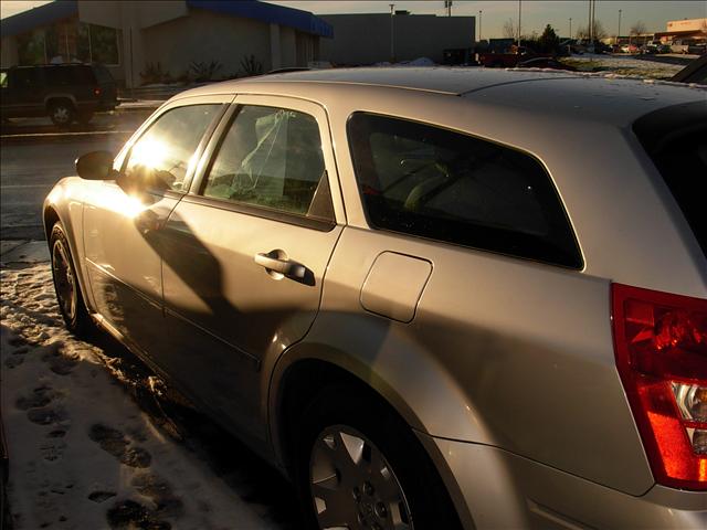 2005 Dodge Magnum SE