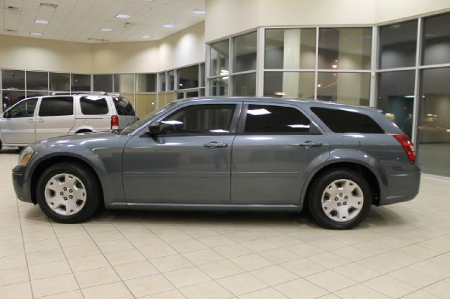 2005 Dodge Magnum SE