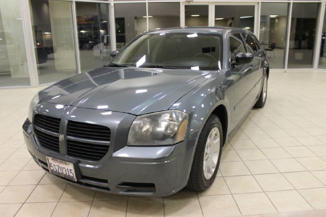 2005 Dodge Magnum SE