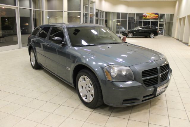 2005 Dodge Magnum SE