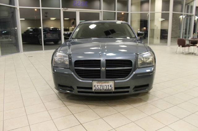 2005 Dodge Magnum SE