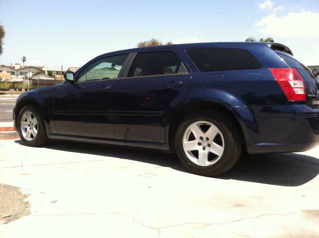 2005 Dodge Magnum 2dr HB Ltd Avail AWD Hatchback