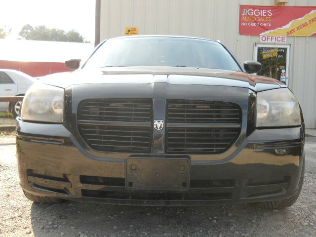 2005 Dodge Magnum SE