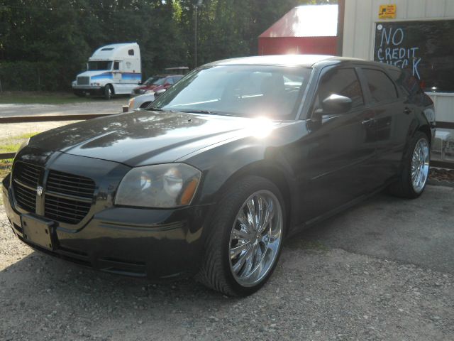 2005 Dodge Magnum SE