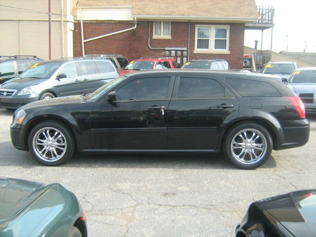 2005 Dodge Magnum SE