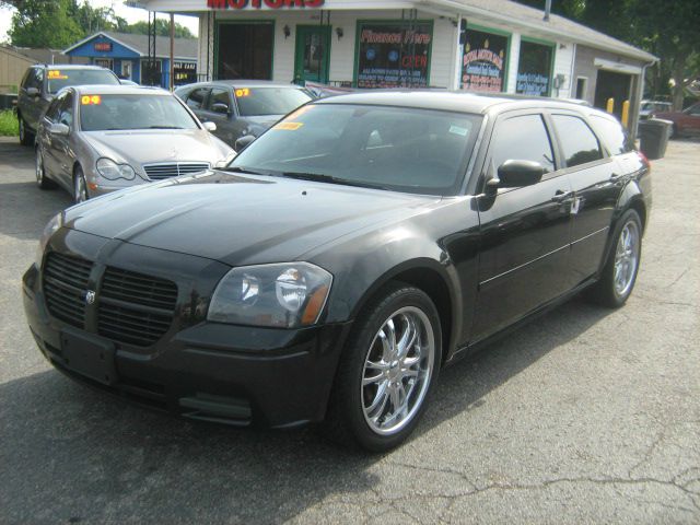 2005 Dodge Magnum SE