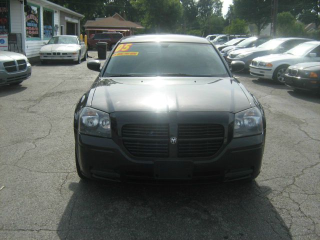 2005 Dodge Magnum SE