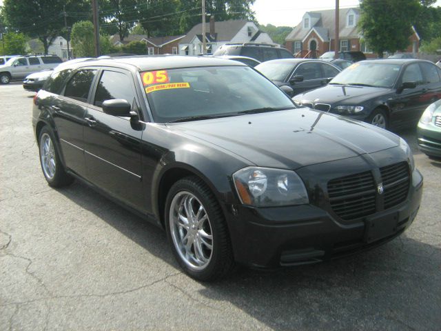 2005 Dodge Magnum SE