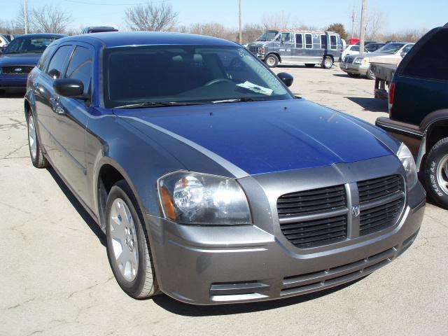 2005 Dodge Magnum SE