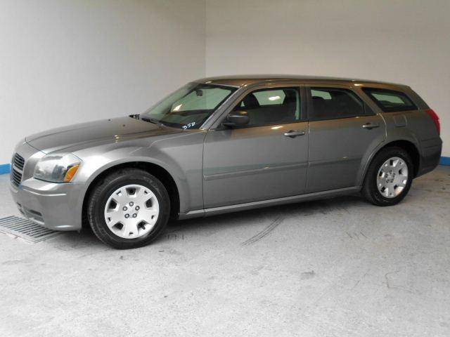 2005 Dodge Magnum SE