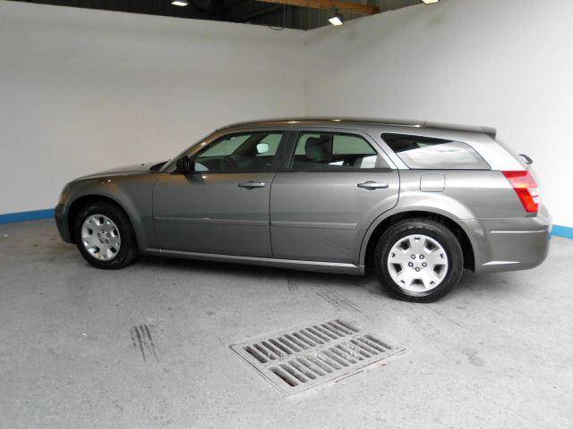 2005 Dodge Magnum SE