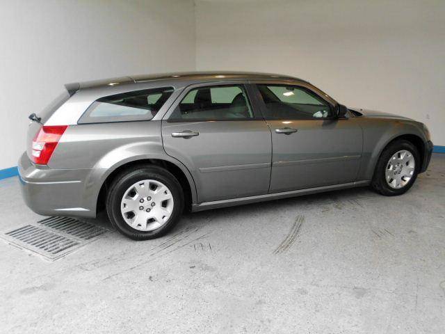 2005 Dodge Magnum SE