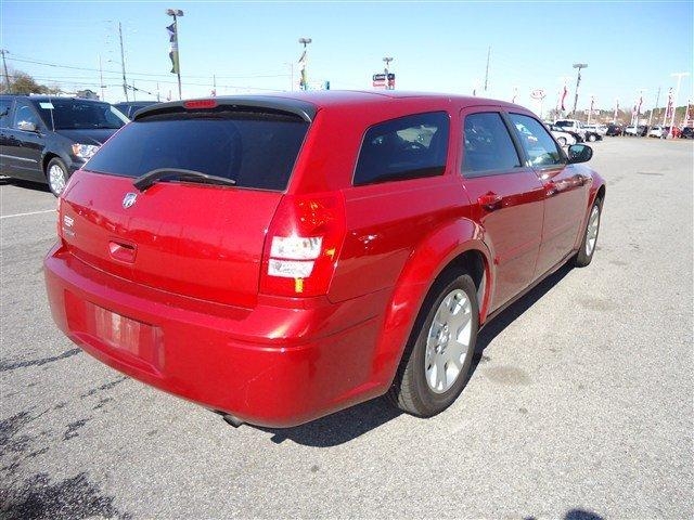 2005 Dodge Magnum SE