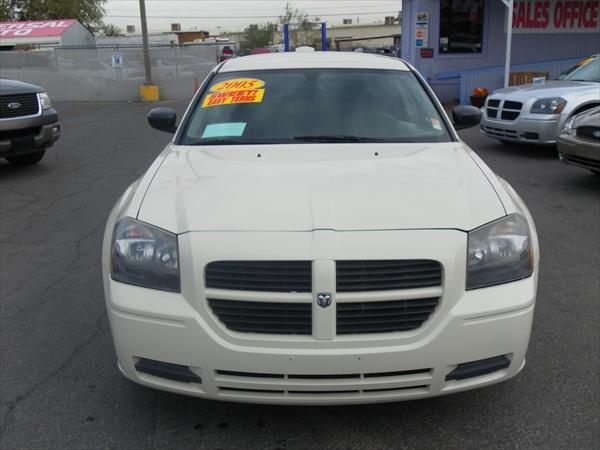 2005 Dodge Magnum SE