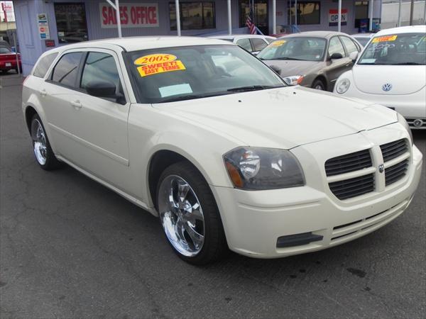 2005 Dodge Magnum SE