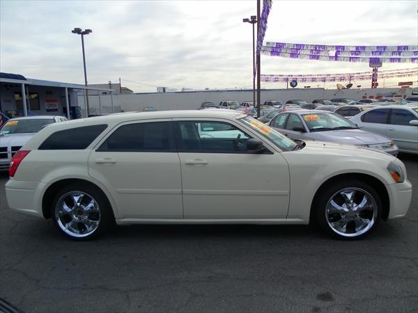 2005 Dodge Magnum SE