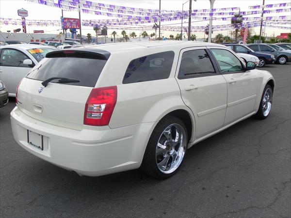 2005 Dodge Magnum SE