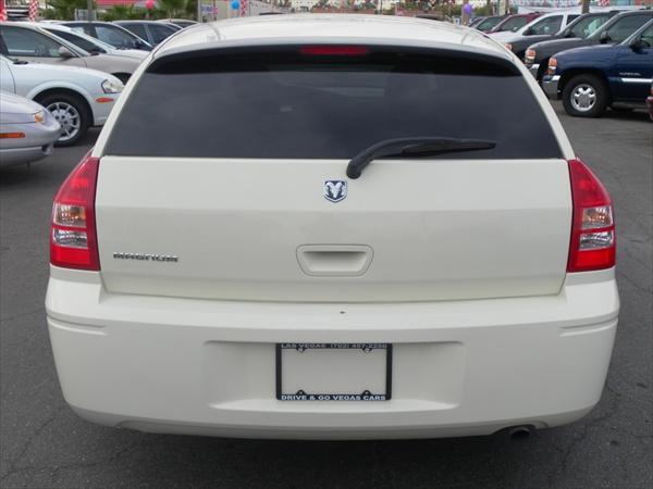 2005 Dodge Magnum SE