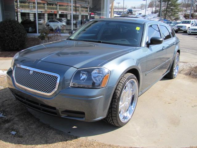 2005 Dodge Magnum SE