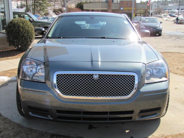 2005 Dodge Magnum SE