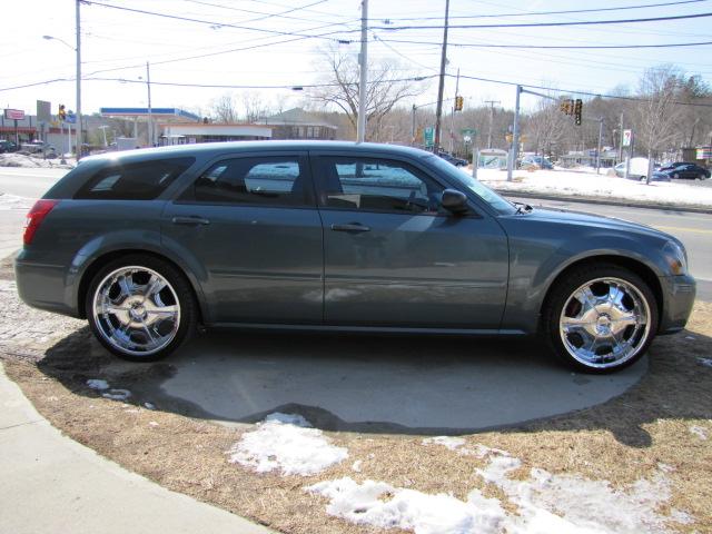 2005 Dodge Magnum SE