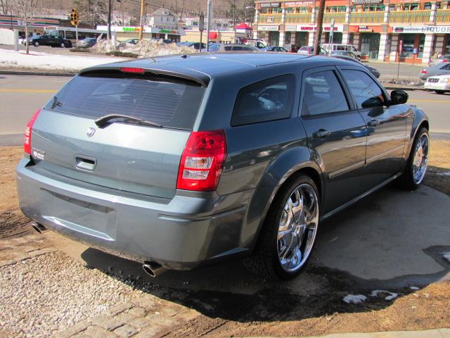 2005 Dodge Magnum SE